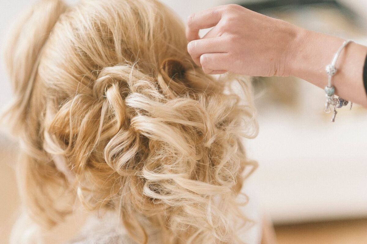 Penteado de noiva com ondas presas e detalhes trabalhados